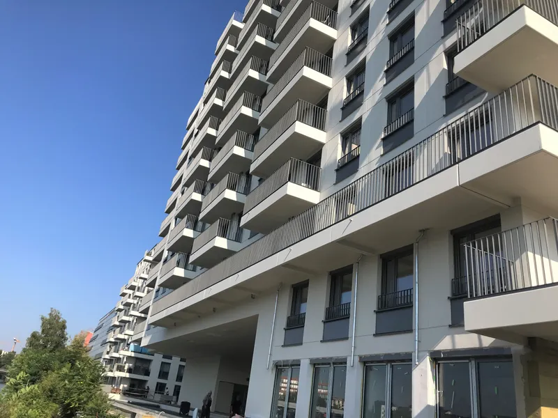 Dein Balkon. Die Spree. Der Rest ist Nebensache. 2 Zimmer mit Einbauküche und FBH — photo 1